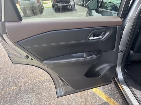 Used 2023 Nissan Rogue SL FWD image 12