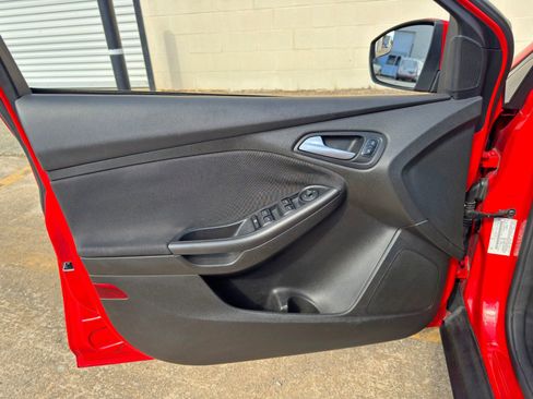 Used 2016 Ford Focus SE w/ Equipment Group 201A FWD image 34