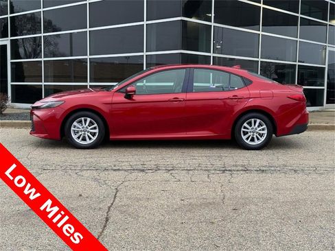 Used 2025 Toyota Camry LE image 6