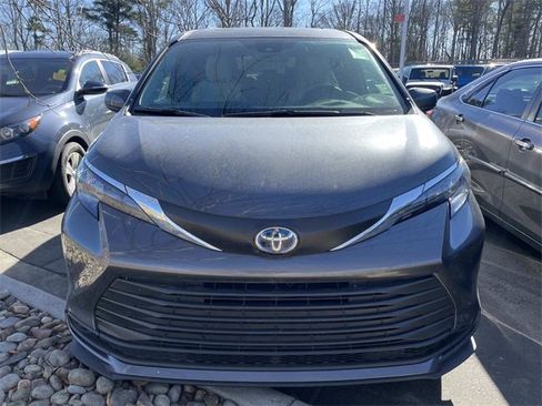 Used 2025 Toyota Sienna LE image 6