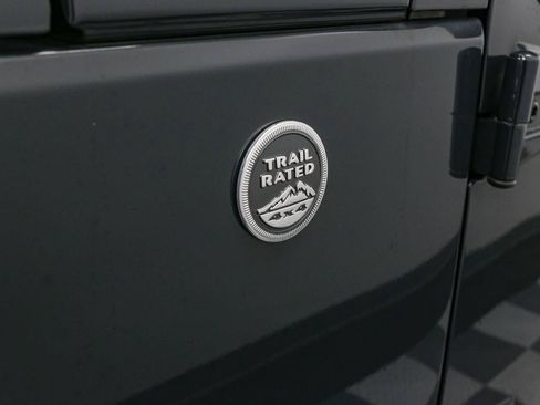 Used 2017 Jeep Wrangler Unlimited Sahara AWD/4WD image 9