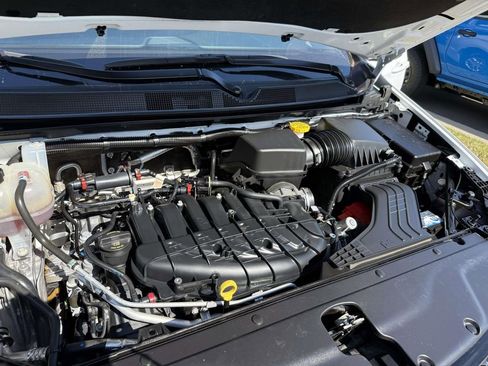 Used 2024 Chrysler Pacifica Touring-L FWD image 13