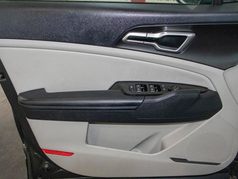 Used 2025 Kia Sportage EX FWD image 11