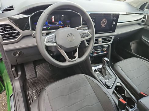 New 2026 Volkswagen Taos SE AWD/4WD image 2