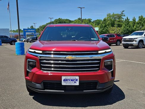 Used 2024 Chevrolet Traverse LT FWD image 2