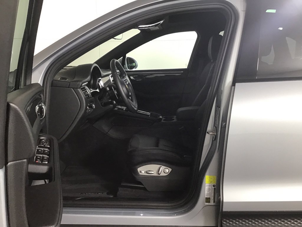 Certified 2026 Porsche Macan AWD/4WD image 5