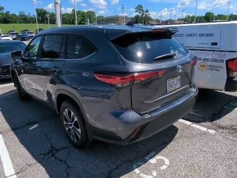 Used 2023 Toyota Highlander XLE AWD/4WD image 13