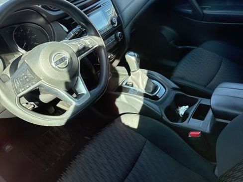 Used 2017 Nissan Rogue S w/ S Appearance Package FWD image 4