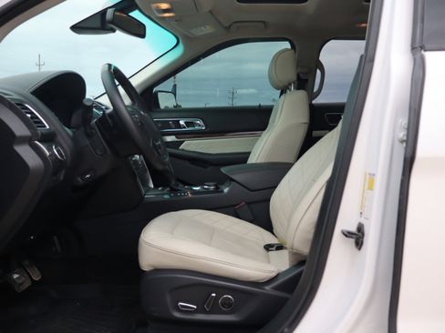 Used 2017 Ford Explorer Platinum AWD/4WD image 9