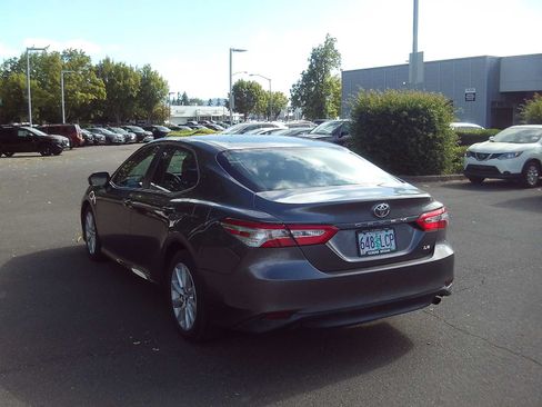 Used 2018 Toyota Camry LE FWD image 3