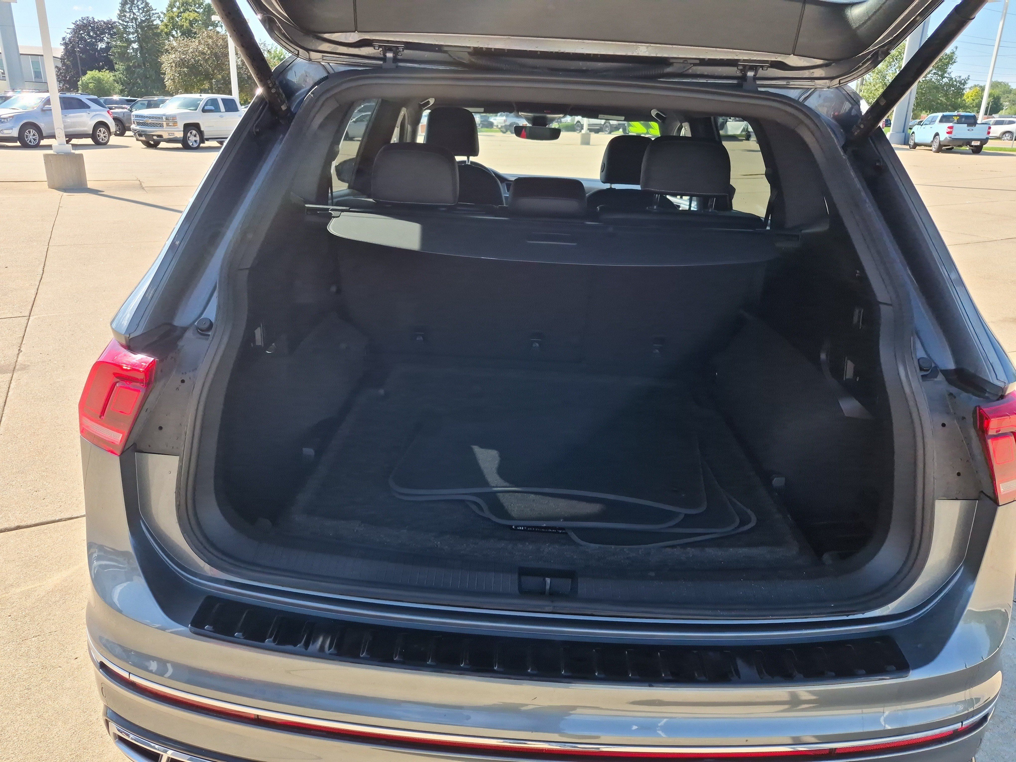 Used 2022 Volkswagen Tiguan SEL R-Line AWD/4WD image 6
