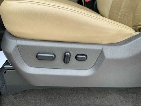 Used 2011 Ford F250 Lariat w/ Chrome Pkg image 28