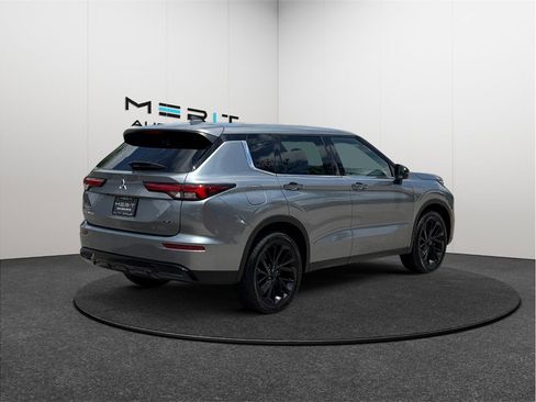 Used 2023 Mitsubishi Outlander SE Black Edition FWD image 9