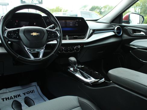 Used 2024 Chevrolet Trax LT w/ LT Convenience Package FWD image 20