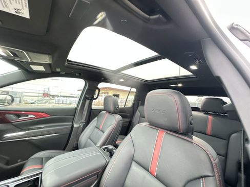 Used 2025 Chevrolet Traverse RS image 19
