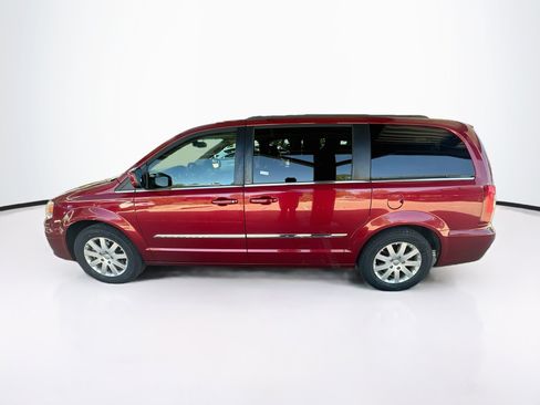 Used 2013 Chrysler Town & Country Touring FWD image 4