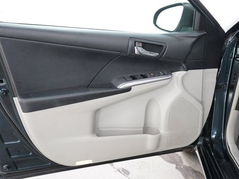 Used 2012 Toyota Camry LE FWD image 17