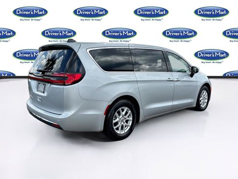 Used 2023 Chrysler Pacifica Touring-L FWD image 7