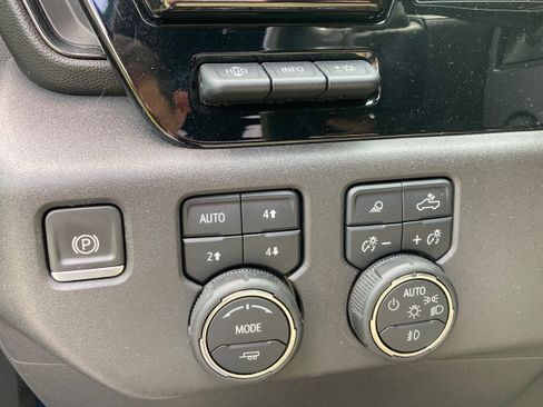 Used 2022 Chevrolet Silverado 1500 ZR2 w/ Technology Package image 24