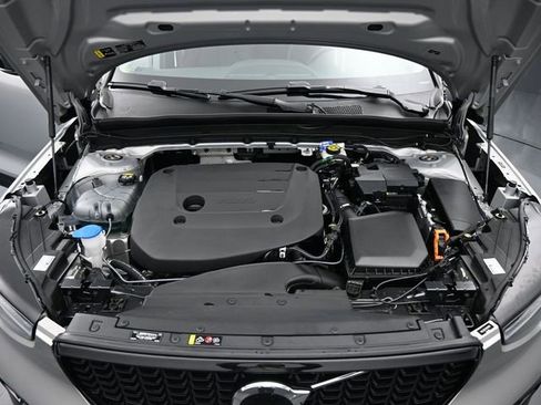 Used 2024 Volvo XC40 B5 Plus w/ Protection Package Premier image 33