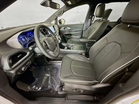 New 2026 Chrysler Pacifica Limited w/ Uconnect Theater Family Group image 20