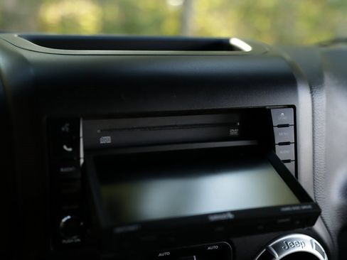 Used 2016 Jeep Wrangler Unlimited Rubicon w/ Connectivity Group image 16