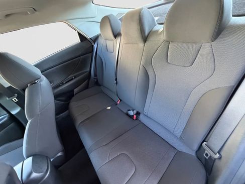 Used 2021 Hyundai Elantra SE FWD image 15