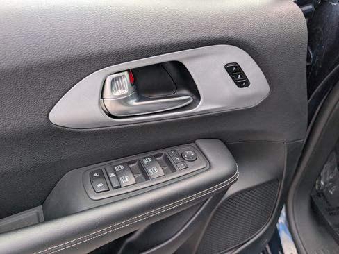 Used 2025 Chrysler Pacifica Limited FWD image 22