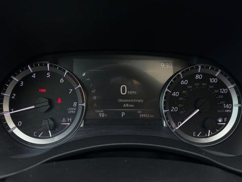 Used 2023 Toyota Highlander XLE FWD image 16