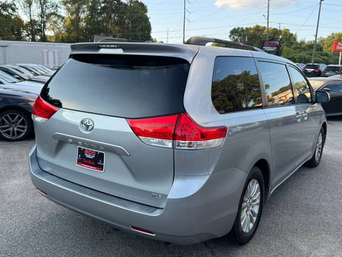 Used 2014 Toyota Sienna XLE image 7