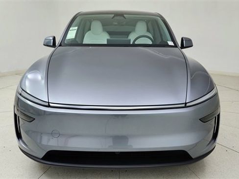 Used 2026 Tesla Model Y 2WD image 2
