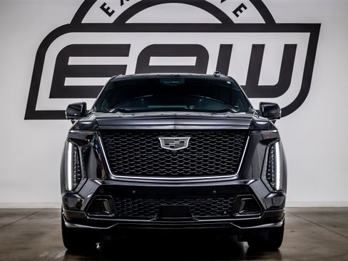 Used 2025 Cadillac Escalade V w/ LPO, ONYX Package image 3