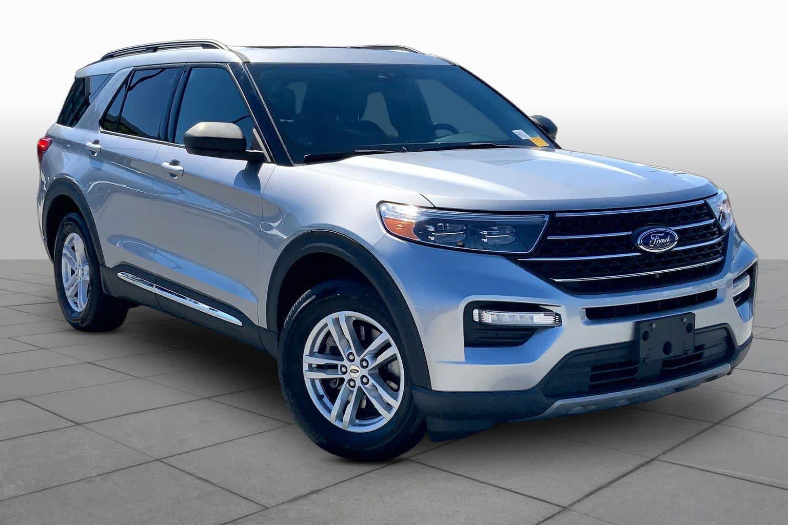 Used 2020 Ford Explorer XLT w/ Equipment Group 202A AWD/4WD image 3