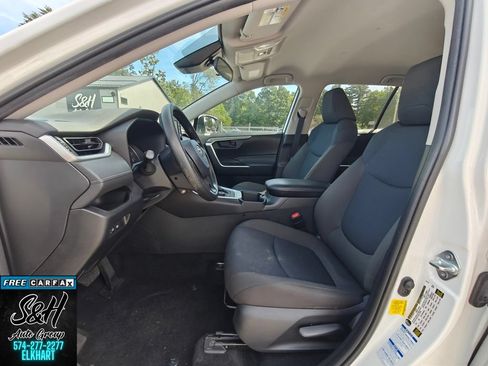 Used 2022 Toyota RAV4 LE AWD/4WD image 16
