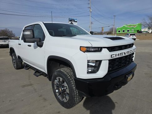 Used 2022 Chevrolet Silverado 2500 Custom w/ Custom Value Package image 8