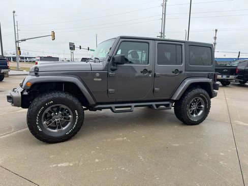 Used 2017 Jeep Wrangler Unlimited Sahara image 5