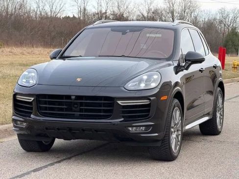 Used 2016 Porsche Cayenne Turbo image 5