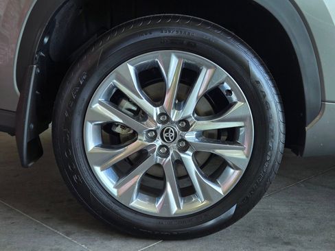 Certified 2026 Toyota Highlander Limited AWD/4WD image 5