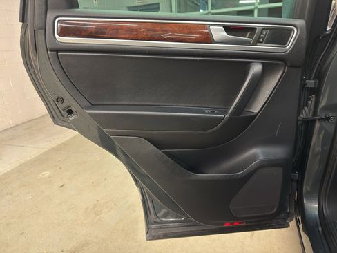 Used 2014 Volkswagen Touareg TDI image 29