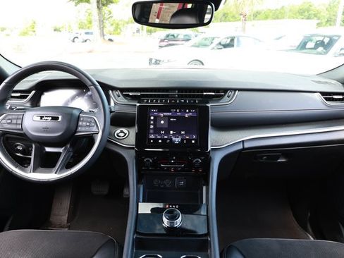 Used 2024 Jeep Grand Cherokee Altitude RWD image 31