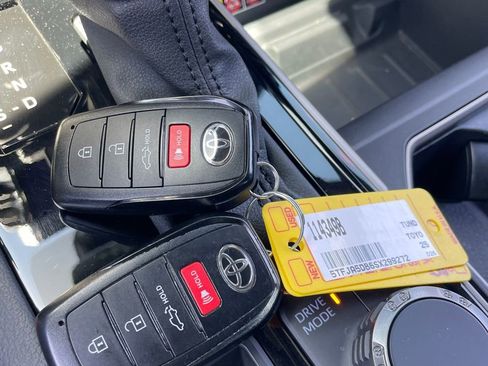 Used 2025 Toyota Tundra Limited AWD/4WD image 13