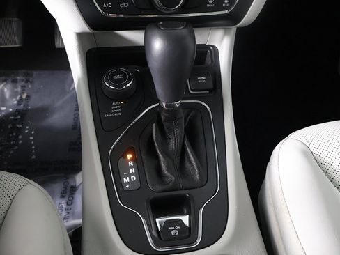 Used 2021 Jeep Cherokee Latitude Lux w/ Mopar Interior Package image 43