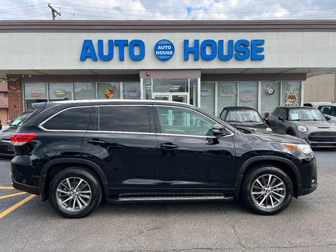 Used 2017 Toyota Highlander XLE w/ Carpet Mat Package AWD/4WD image 9