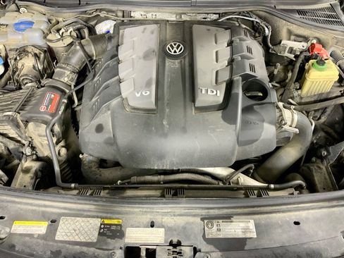 Used 2016 Volkswagen Touareg TDI image 8