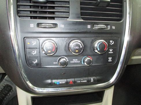 Used 2016 Dodge Grand Caravan SXT w/ Rear Park Assist Package FWD image 22