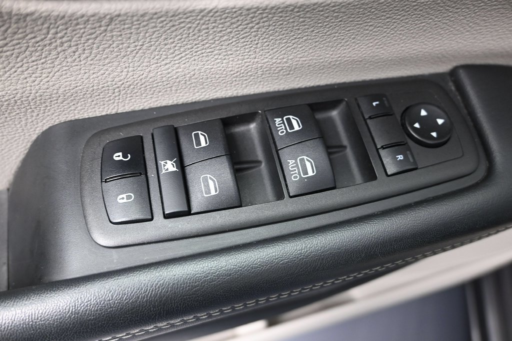 Used 2023 Chrysler Pacifica Touring-L FWD image 10
