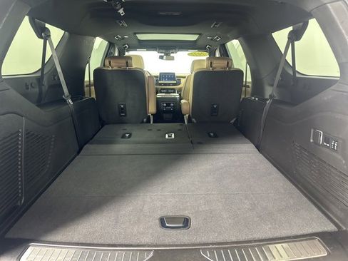 Used 2022 Chevrolet Suburban Premier image 11