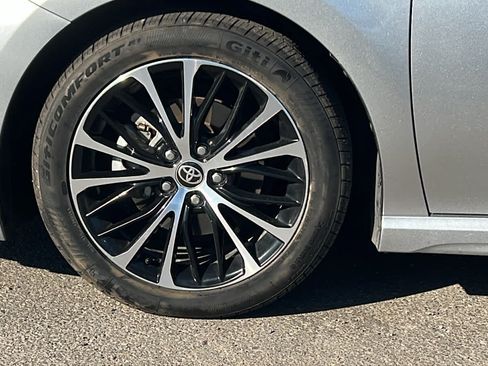 Used 2020 Toyota Camry SE w/ Sunroof Package FWD image 9