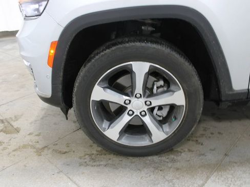 Used 2023 Jeep Grand Cherokee L Limited w/ Luxury Tech Group II AWD/4WD image 38
