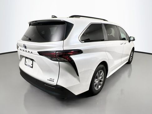 Used 2024 Toyota Sienna XLE FWD image 4
